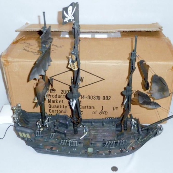 Hawthorne Village Pirates Of The Caribbean Black Pearl Ghost Ship/Cursed Pirates - Picture 1 of 11